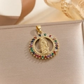 Ciondolo medaglia Madonna con zirconi colorati e finitura dorata di alta qualità - Ciondolo Vergine Maria Rotondo Oro Con Gemme Colorate