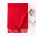 Morbida sciarpa rossa effetto lana con frange piegata ordinatamente su sfondo bianco - 180x30cm / Rosso Vivo (-9)