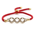 Verstellbares rotes Kordelarmband mit drei vergoldeten glitzernden Smiley-Anhängern - Dreifache Pave Zirkonia Smileys / Rote Flechtschnur