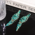 Vue détaillée de boucles d'oreilles goutte vert émeraude avec strass brillants et fini doré - Pompon En Strass Émeraude / Tige d'oreille en argent-Vert