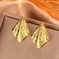 Dettaglio macro di orecchini in acciaio placcati oro 18K con trama plissettata artistica - Oro E-189/Rombo Origami