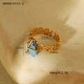 Vista detallada de un anillo de cadena dorado con piedra natural azul y medidas - Piedra en Bruto Azul - Cadena de Oro