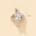 Detailansicht des Evil-Eye-Anhängers mit Maßen 1,7 cm x 2,1 cm und Zirkonia-Inlay - F-1 Stil/Wimpern großer Diamant-Auge