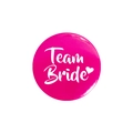 Badge Team Bride rose vif avec lettrage blanc et cœur pour enterrement de vie de jeune fille - Équipe Mariée Coeur / Rose rouge