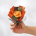 Handgefertigter gelber Häkelrosenstrauß mit orangefarbener Hülle und Netzschleife - Gestrickte gelbe Rose