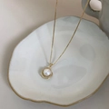 Détail d'un pendentif perle baroque serti de zircons sur chaîne dorée et plateau - Or 14K Perle d'Eau Douce Incrustée de Zirconia