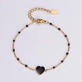 Dettaglio della chiusura a moschettone placcata oro 18k e ciondolo a cuore nero sulla catena - Nero