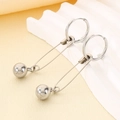 Pendientes de plata minimalistas con perlas pulidas y diseño de imperdible de moda - Color Acero (KE118970-Z)