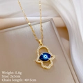 Goldene Hamsa-Hand und Böses Auge Halskette auf einer beigen Schmuckschatulle - Gold Hamsa Böser Blick (J421)