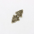 Détail d'une pince à gilet en bronze rétro avec motifs floraux ajourés et volutes ciselées - Style 23 (Fermoir à volute creuse en bronze)