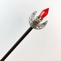 Detail van een houten haarspeld met zilveren halve maan en een rode kristallen edelsteen - Rood Kristal + Maan Ster