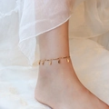 Cavigliera minimalista in oro 18k con ciondoli a foglia su sfondo di pizzo bianco elegante - 20+5cm / Oro