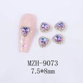 Vue macro des strass pour ongles cœur violet MZH-9073 avec base dorée et facettes - Cœur Rose Violet Étoilé Base Dorée (MZH-9073)