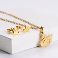 Set gioielli cigno placcato oro 18k con collana e orecchini su piedistallo bianco liscio - Set Di Gioielli Cigno Dorato