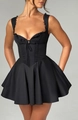 Détail d'une mini robe noire avec taille style corset et ourlet évasé plissé élégant - S / Noir