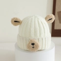 Vue détaillée du bonnet tricoté crème pour bébé avec oreilles en peluche et broderie ours - 1-4 Ans / Blanc
