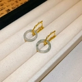 Dettaglio di orecchini a forma di bambù dorato con diamanti e anelli in giadeite - Stile Fibbia della Pace Nodo di Bambù (HE20085)