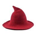 Dettaglio macro del cappello da strega in maglia rosso scuro con punta e trama fine - Taglia unica / Rosso