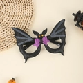 Dettaglio occhiali da pipistrello neri glitterati per Halloween con fiocco di paillettes viola - Stile Pipistrello