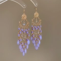 Dettaglio degli orecchini a frangia con perline viola e disco dorato in stile etnico - Gancio per Orecchio-Viola