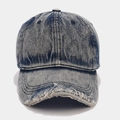 Détail de la casquette de baseball en jean délavé avec franges et texture vintage - Réglable / Denim Bleu Foncé