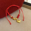Dettaglio del braccialetto rosso intrecciato con ciondolo maiale e perline dorate - Stile Oro Maiale Zodiacale in Corda Rossa (29#)