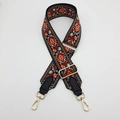 Dettaglio tracolla regolabile in tela con ricami etnici colorati e ganci in metallo oro - Rosso Vino + Pelle Nera + Gancio Dorato