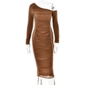 Détail du tissu en maille marron froncé sur une robe midi asymétrique à manches - S / Marron