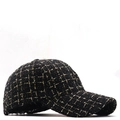 Detail der schwarzen Tweed-Baseballkappe mit eingewebtem Goldfaden und Karo-Textur - Schwarz-Gold-Webart-Stil (03)