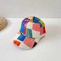 Dettaglio ravvicinato del cappello in velluto a coste colorato con design patchwork - Cappellino da baseball