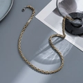 Vista detallada de cadena cubana de 6mm bicolor con cierre de mosquetón en fondo gris - 6mm*55cm / Bicolor (Oro y Plata)