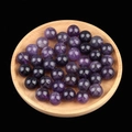 Polierte violette Amethyst-Halblochperlen auf einem hölzernen Tablett - 12mm Amethyst halbgebohrte Perle