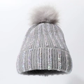 Gorro de invierno de punto gris con rayas de diamantes y pompón de piel sintética - Gris