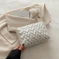 Elegante neceser de maquillaje blanco crema acolchado con corazones y cierre dorado - Blanco