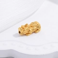 Abalorio Pi Xiu de plata S925 dorada con relieve detallado y símbolos de la fortuna - Pixiu dorado