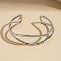 Vista detallada de un brazalete abierto plateado de doble capa con diseño de ondas - Estilo de Onda de Doble Capa / Plateado
