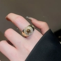 Primer plano de un anillo bañado en oro de 18k con ojo de tigre y circonitas blancas - Anillo N.° 14 - Oro - Flor (chapado En Oro Auténtico)