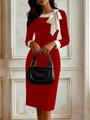 Robe rouge ajustée élégante avec grand nœud blanc au col et poignets contrastés - S / Robes / Rouge