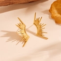 Goldene Flammenform-Ohrstecker aus Edelstahl auf einem natürlich strukturierten Hintergrund - Sonnenblume Ohrstecker (H106)