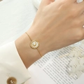 Elegante bracciale in acciaio al titanio dorato con ciondolo in conchiglia bianca e luna - Bracciale-24cm / Oro