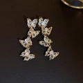 Dettaglio di orecchini a farfalla dorati con cristalli scintillanti e zirconi pregiati - 16# Orecchini Con Nappa A Quattro Farfalle Oro con Silver Earring Post