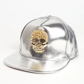 Detalle de gorra de cuero PU plateada con diseño de serpiente y calavera dorada de strass - Ajustable / Plateado