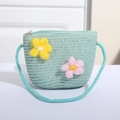 Detailansicht der minzgrünen Strohtasche mit handgehäkelten Blumen und Reißverschluss - Grün mit 2 Garnblumen