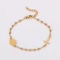 Detailweergave van de gouden kralenarmband met kruisje en Maria-medaille hanger - Goud