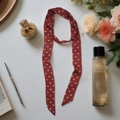 Pañuelo estrecho de seda roja con corazones blancos y accesorios elegantes - Corazón Rojo
