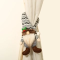 Abrazadera de cortina navideña con gnomo sin rostro, gorro de rayas gris y botas marrones - Estilo de Rayas Grises