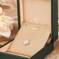 Collier trèfle à quatre feuilles en argent dans un écrin de luxe vert sur tissu en soie - Collier En Argent 9206