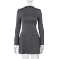 Robe courte grise à manches longues, coupe ajustée avec détails de rabats de poches - S / Gris foncé