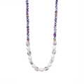 Dettaglio collana con cubi di pietra viola, perle bianche e distanziatori in metallo oro - Stile Viola Grigio Blu (Style 1)