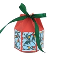 Caja de regalo hexagonal roja de Navidad con cinta verde y motivos florales - Yurta mongola roja - fondo azul